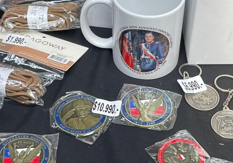 La venta de souvenirs sobre Pinochet pone en aprietos al Ejército de Chile La venta de souvenirs sobre Pinochet pone en aprietos al Ejército de Chile