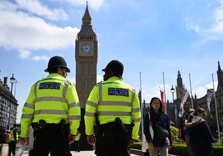 La Policía detiene a ocho personas por terrorismo en Reino Unido en dos líneas de investigación separadas La Policía detiene a ocho personas por terrorismo en Reino Unido en dos líneas de investigación separadas