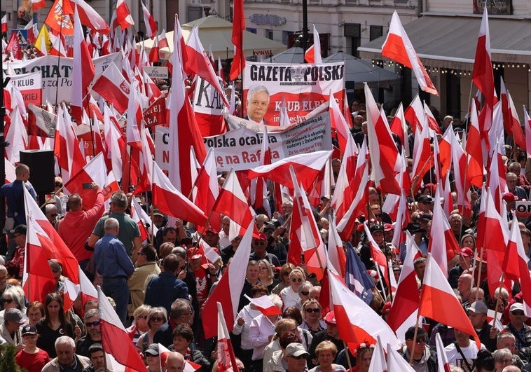 Duelo de marchas multitudinarias por la presidencia polaca en las calles de Varsovia Duelo de marchas multitudinarias por la presidencia polaca en las calles de Varsovia