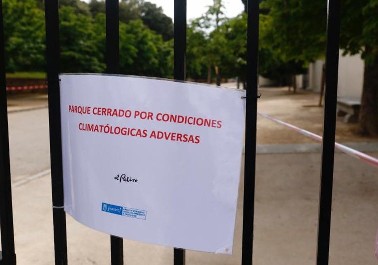 El Retiro cierra a partir de las 18.00 por rachas de viento y altas temperaturas el día de la inauguración de la Feria del Libro El Retiro cierra a partir de las 18.00 por rachas de viento y altas temperaturas el día de la inauguración de la Feria del Libro