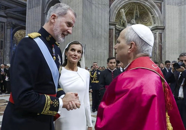 El Rey con uniforme de gran gala y la Reina de blanco en la entronización de León XIV El Rey con uniforme de gran gala y la Reina de blanco en la entronización de León XIV