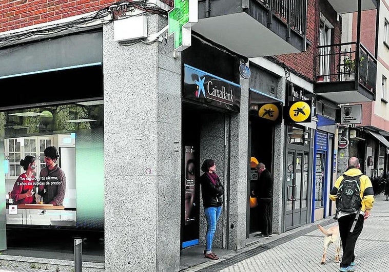 Detenidos el empleado de un banco de San Sebastián, su hermano y un amigo, por un presunto atraco preparado Detenidos el empleado de un banco de San Sebastián, su hermano y un amigo, por un presunto atraco preparado