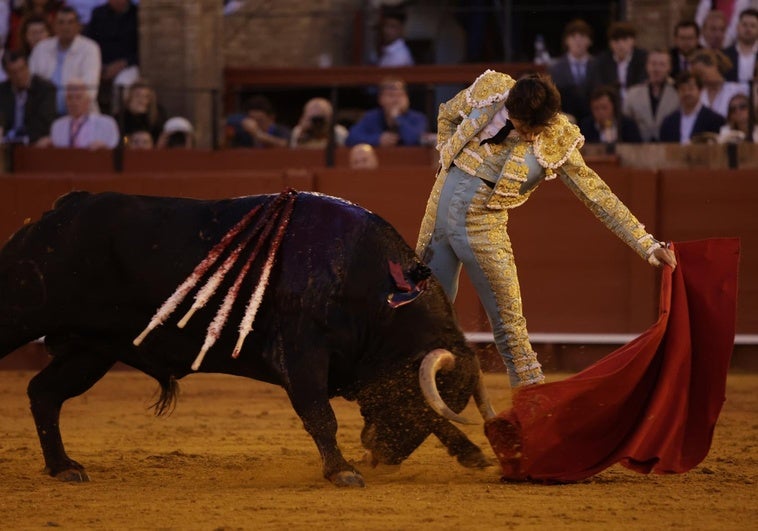 Fumata negra en la Maestranza: a Roca Rey se le escapa una autoritaria Puerta del Príncipe Fumata negra en la Maestranza: a Roca Rey se le escapa una autoritaria Puerta del Príncipe