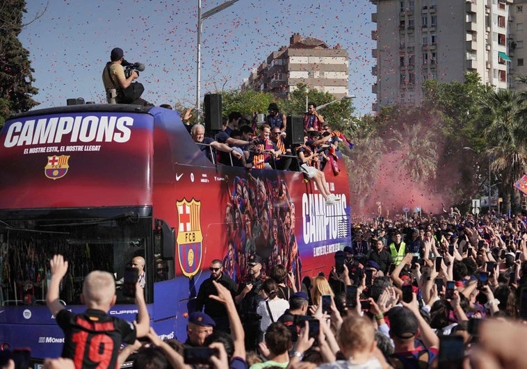El Barça celebra el doblete ante una afición enfervorizada El Barça celebra el doblete ante una afición enfervorizada