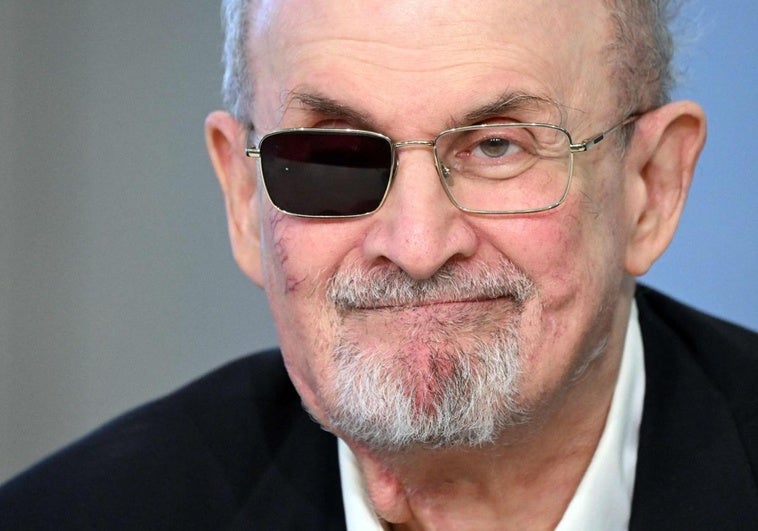 Condenado a 25 años de prisión el hombre que apuñaló a Salman Rushdie Condenado a 25 años de prisión el hombre que apuñaló a Salman Rushdie