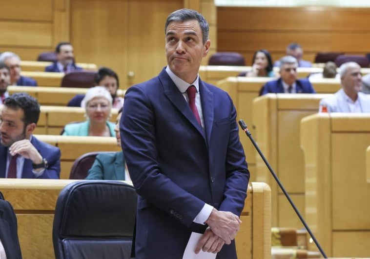 Los funcionarios exigen a Sánchez que de «las instrucciones oportunas» para su «inmediata subida de sueldo» Los funcionarios exigen a Sánchez que de «las instrucciones oportunas» para su «inmediata subida de sueldo»