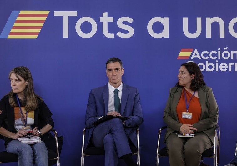 Sánchez escucha a las víctimas tras siete meses y les promete volver a la zona cero Sánchez escucha a las víctimas tras siete meses y les promete volver a la zona cero