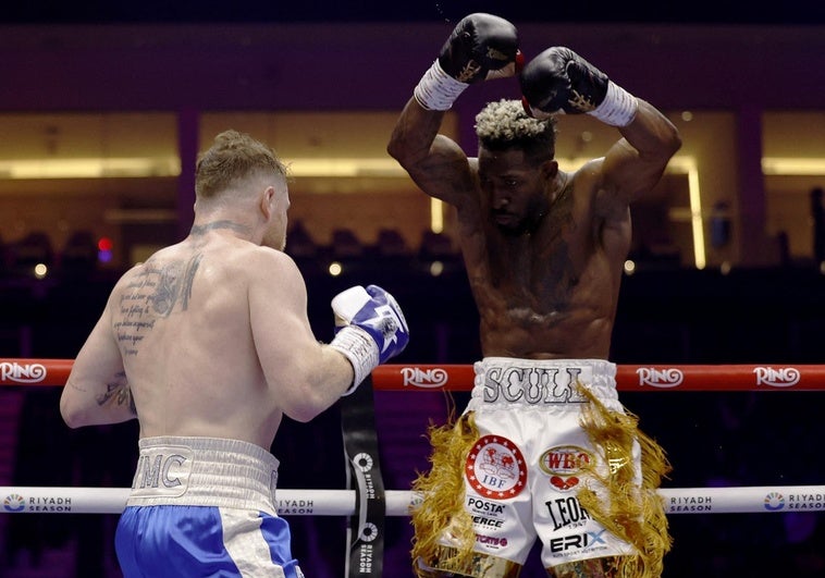 Canelo recupera el cuarto cinturón ante Scull en un combate sin golpes Canelo recupera el cuarto cinturón ante Scull en un combate sin golpes