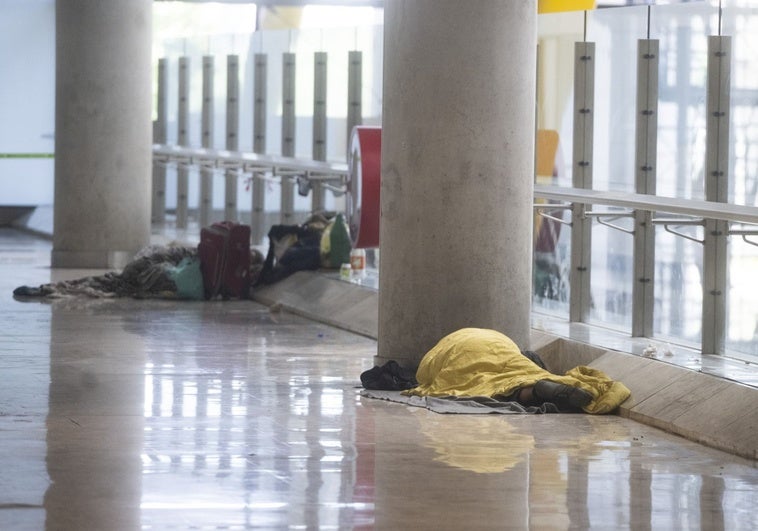 Aena limita el acceso nocturno a Barajas para frenar a los sintecho Aena limita el acceso nocturno a Barajas para frenar a los sintecho