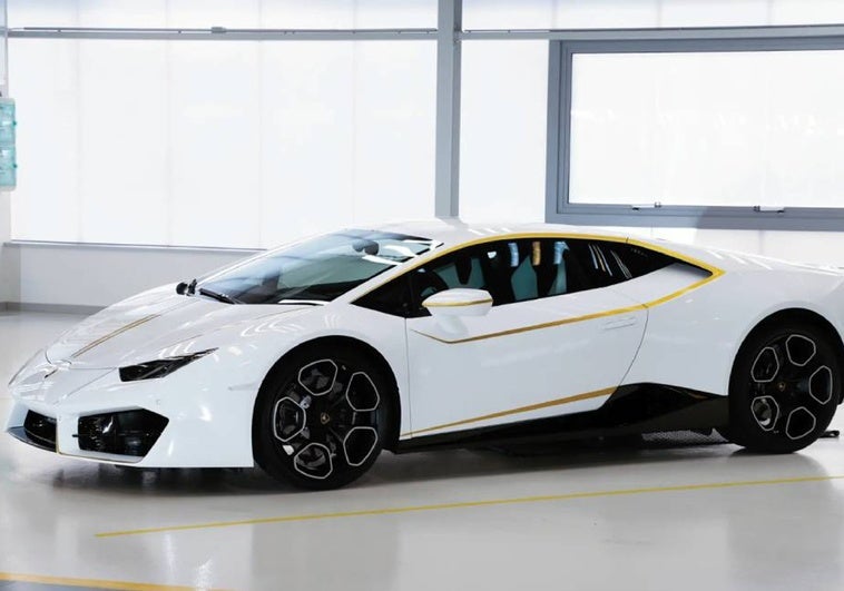 El Lamborghini personalizado del Papa Francisco que un empresario murciano por 810.000 euros El Lamborghini personalizado del Papa Francisco que un empresario murciano por 810.000 euros