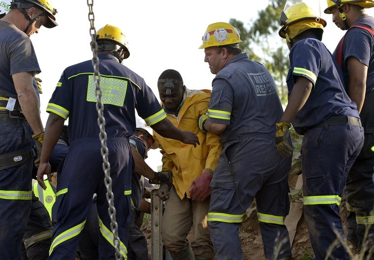 El derrumbe en una mina en Sudáfrica deja casi 300 trabajadores atrapados El derrumbe en una mina en Sudáfrica deja casi 300 trabajadores atrapados