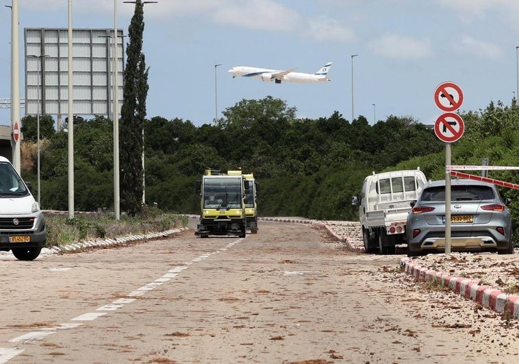 Un misil impacta cerca del aeropuerto de Tel Aviv e interrumpe brevemente el tráfico aéreo Un misil impacta cerca del aeropuerto de Tel Aviv e interrumpe brevemente el tráfico aéreo