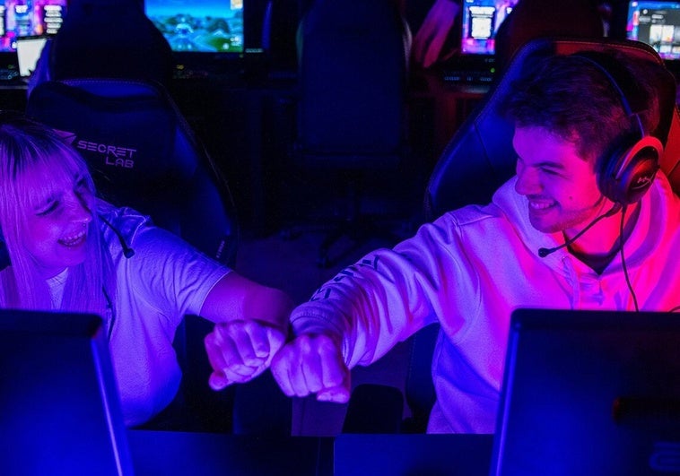 El restaurante de Barcelona donde puedes comer y jugar a videojuegos a la vez: dónde está, cuál es y precio de la carta El restaurante de Barcelona donde puedes comer y jugar a videojuegos a la vez: dónde está, cuál es y precio de la carta