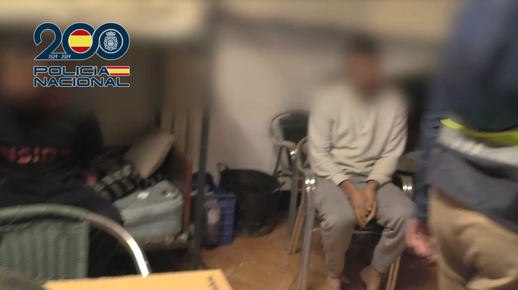 Obligados a vivir en condiciones infrahumanas en un hotel abandonado: liberan a nueve temporeros en Sagunto Obligados a vivir en condiciones infrahumanas en un hotel abandonado: liberan a nueve temporeros en Sagunto