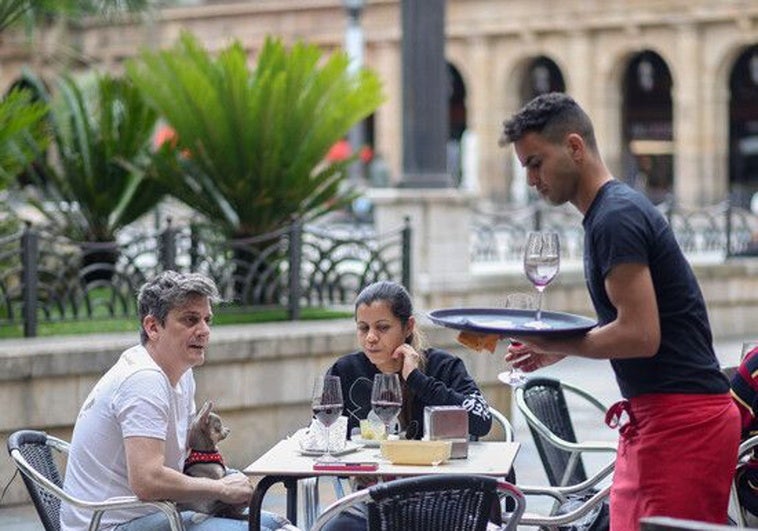 El tirón de la Semana Santa genera casi 231.000 empleos en abril por el turismo y la hostelería El tirón de la Semana Santa genera casi 231.000 empleos en abril por el turismo y la hostelería