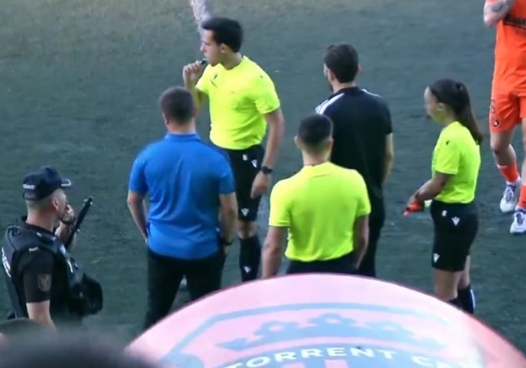 «Eres una puta desgraciada, una perra, te has cargado el partido»: graves insultos a una linier en el playoff de ascenso «Eres una puta desgraciada, una perra, te has cargado el partido»: graves insultos a una linier en el playoff de ascenso