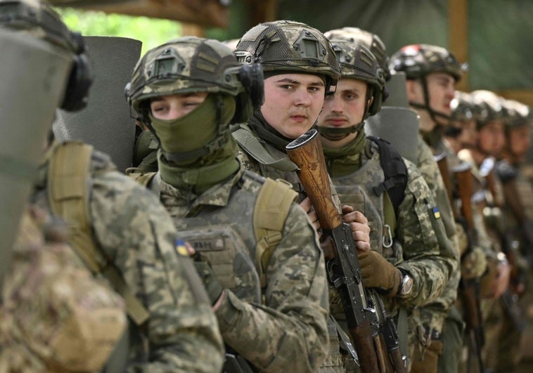 Kiev detiene a dos ucranianos acusados de realizar labores de espionaje para Hungría Kiev detiene a dos ucranianos acusados de realizar labores de espionaje para Hungría