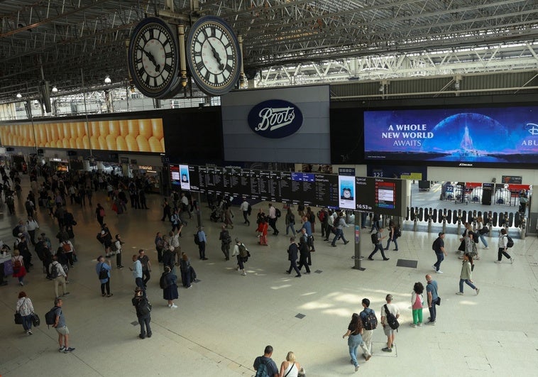 Caos en Londres por un apagón que paraliza varias líneas del metro Caos en Londres por un apagón que paraliza varias líneas del metro