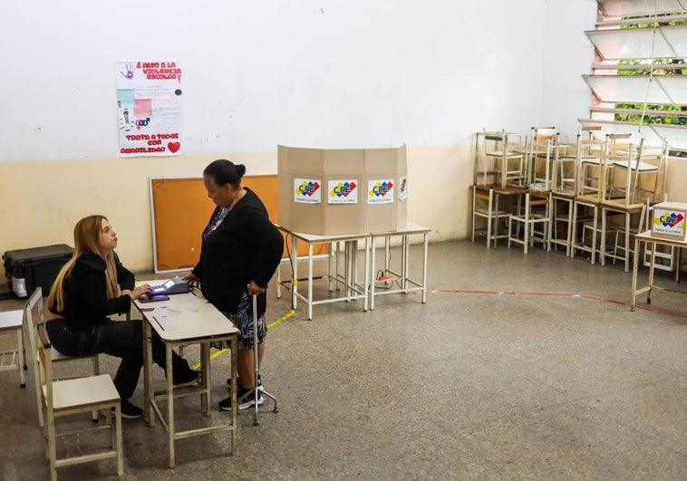 Los venezolanos dejan vacíos los centros de votación en la farsa electoral de Maduro Los venezolanos dejan vacíos los centros de votación en la farsa electoral de Maduro