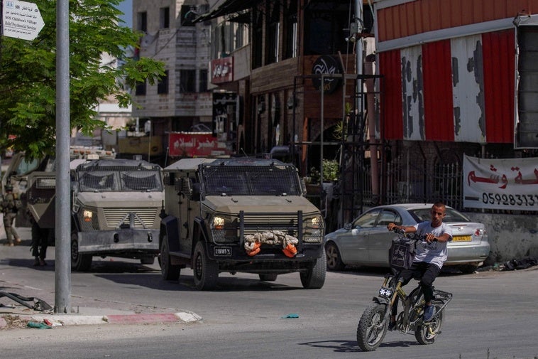 El Ejército israelí disuade a tiros a una delegación con diplomáticos europeos y árabes en Cisjordania El Ejército israelí disuade a tiros a una delegación con diplomáticos europeos y árabes en Cisjordania