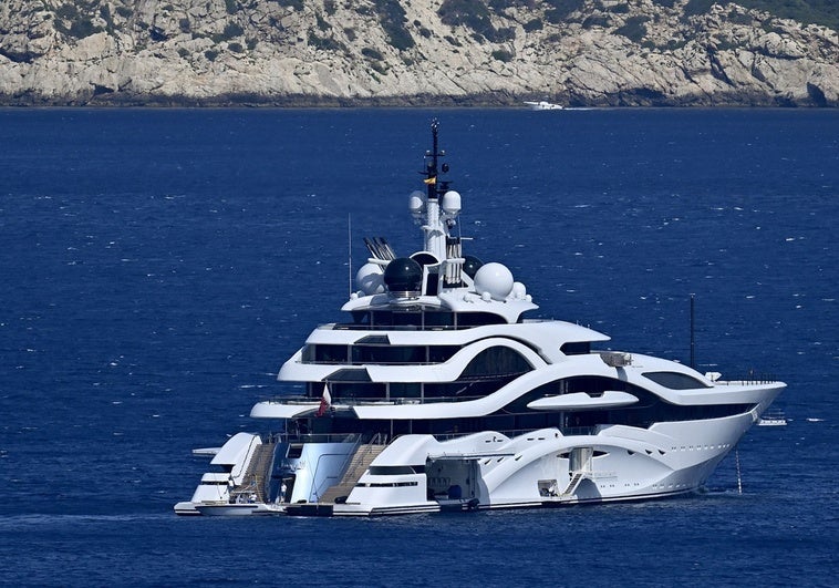 El yate del emir de Qatar, uno de los más grandes y lujosos del mundo, atracado en un puerto español El yate del emir de Qatar, uno de los más grandes y lujosos del mundo, atracado en un puerto español