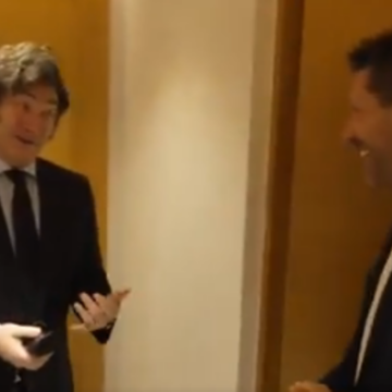 Milei se reúne con el Cholo Simeone durante su visita a Madrid: «Yo jugué contra ti»