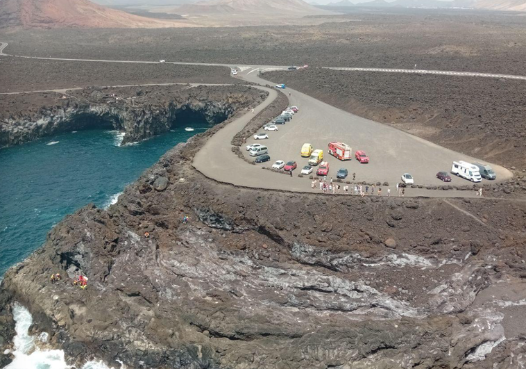 Un helicóptero rescata a un hombre que cayó varios metros en una zona de rocas en Lanzarote Un helicóptero rescata a un hombre que cayó varios metros en una zona de rocas en Lanzarote