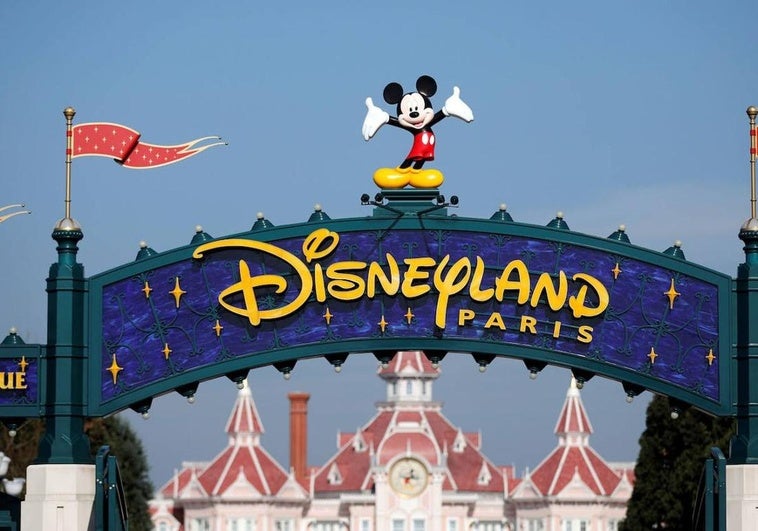 Detenido por alquilar Disneyland para celebrar una boda ficticia con una niña de 9 años Detenido por alquilar Disneyland para celebrar una boda ficticia con una niña de 9 años