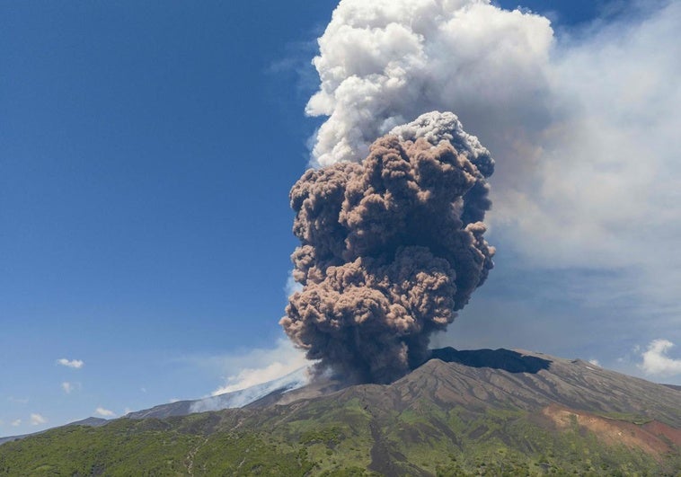 Una violenta erupción del Etna provoca que varios turistas huyan Una violenta erupción del Etna provoca que varios turistas huyan