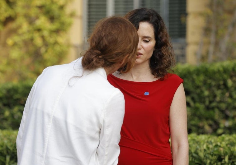 Encontronazo entre Ayuso y Mónica García: «¿Pretendes darle un beso a una asesina?» Encontronazo entre Ayuso y Mónica García: «¿Pretendes darle un beso a una asesina?»