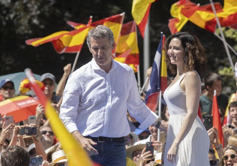 Ayuso renuncia al choque con Feijóo y no enmienda el sistema de primarias del PP Ayuso renuncia al choque con Feijóo y no enmienda el sistema de primarias del PP
