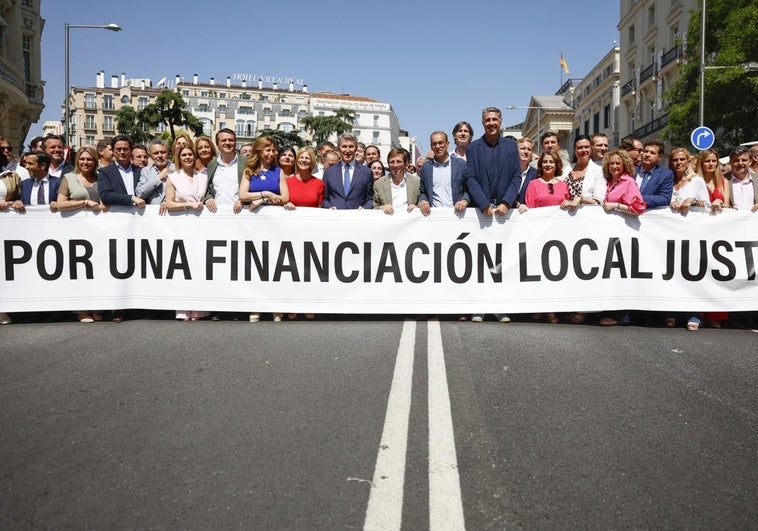 Los ayuntamientos se concentran en el Congreso para exigir al Gobierno que libere sus ahorros Los ayuntamientos se concentran en el Congreso para exigir al Gobierno que libere sus ahorros
