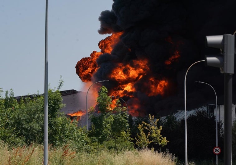 Impactante incendio en la fábrica de Lea en Vitoria: «Llamas de varios metros» y explosiones dentro del recinto Impactante incendio en la fábrica de Lea en Vitoria: «Llamas de varios metros» y explosiones dentro del recinto