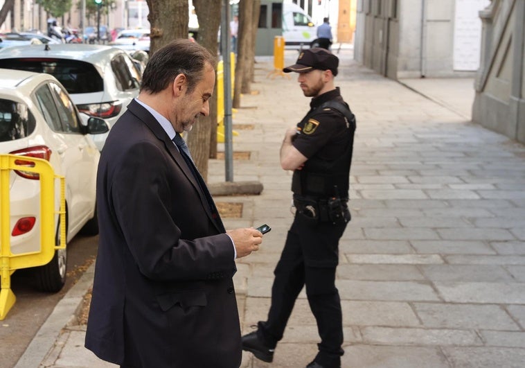 Ábalos niega la mayor y afirma ante el juez que no se reconoce en los audios que le implican en mordidas Ábalos niega la mayor y afirma ante el juez que no se reconoce en los audios que le implican en mordidas