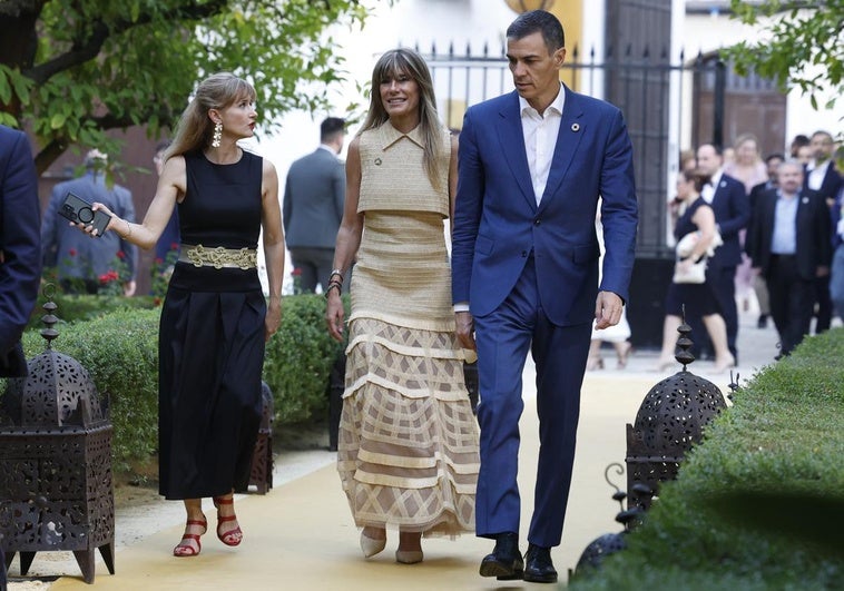 Sánchez, a su llegada a la cena de la Cumbre de la ONU en Sevilla: «No quiero foto de familia» Sánchez, a su llegada a la cena de la Cumbre de la ONU en Sevilla: «No quiero foto de familia»