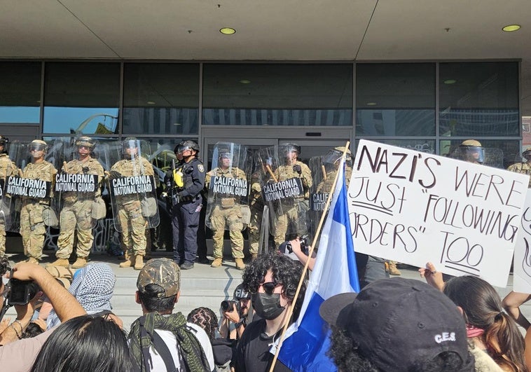Crece la tensión en las calles de Los Ángeles con la llegada del Ejército: «No nos callarán» Crece la tensión en las calles de Los Ángeles con la llegada del Ejército: «No nos callarán»