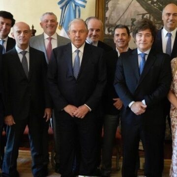 Milei llama a empresarios del Ibex a invertir en su país: «La economía argentina va como un tiro»