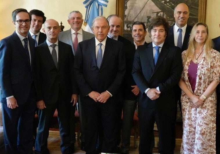 Milei llama a empresarios del Ibex a invertir en su país: «La economía argentina va como un tiro» Milei llama a empresarios del Ibex a invertir en su país: «La economía argentina va como un tiro»
