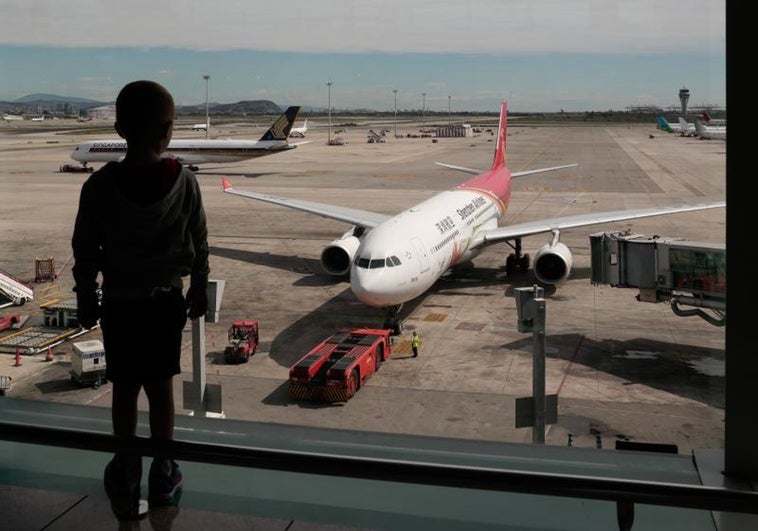 Illa confirma un acuerdo con el Gobierno y AENA para ampliar el Aeropuerto de El Prat con una inversión de 3.200 millones Illa confirma un acuerdo con el Gobierno y AENA para ampliar el Aeropuerto de El Prat con una inversión de 3.200 millones