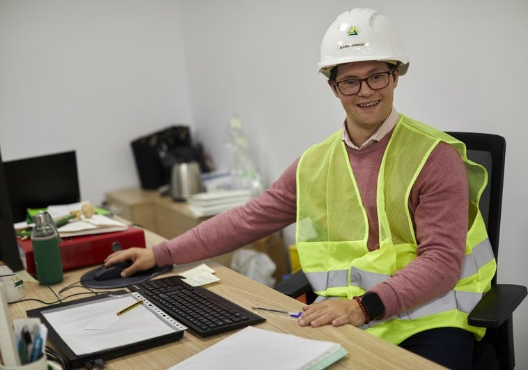 Un trabajo para el primer nadador con síndrome de Down que llegó a Tabarca: «Mi familia está orgullosa de ver a dónde he llegado» Un trabajo para el primer nadador con síndrome de Down que llegó a Tabarca: «Mi familia está orgullosa de ver a dónde he llegado»