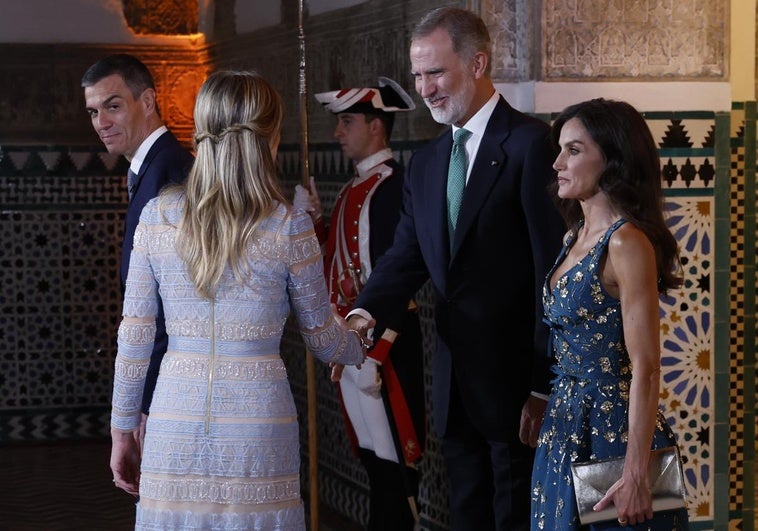 El lío de protocolo de Sánchez y Begoña Gómez: primero se van sin foto y luego no saben dónde colocarse El lío de protocolo de Sánchez y Begoña Gómez: primero se van sin foto y luego no saben dónde colocarse