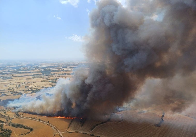 Protección Civil activa el plan de alerta por tres incendios forestales en municipios de Barcelona, Tarragona y Lérida Protección Civil activa el plan de alerta por tres incendios forestales en municipios de Barcelona, Tarragona y Lérida