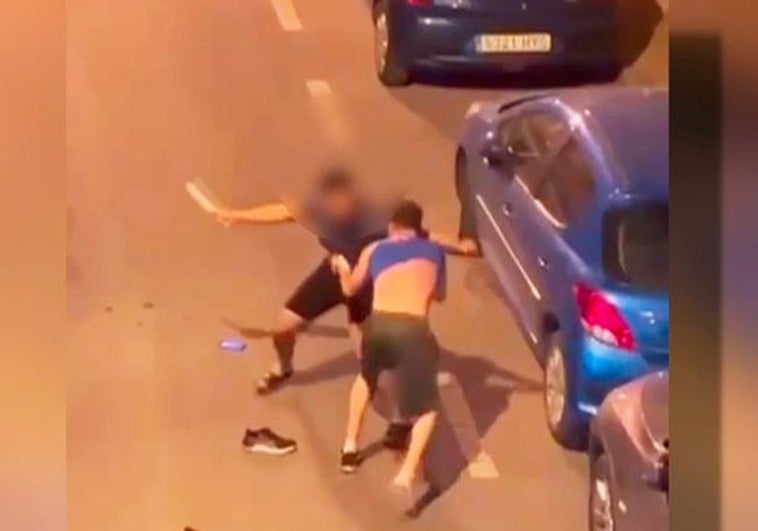Brutal pelea a cuchilladas de dos jóvenes en plena calle de Ciempozuelos Brutal pelea a cuchilladas de dos jóvenes en plena calle de Ciempozuelos