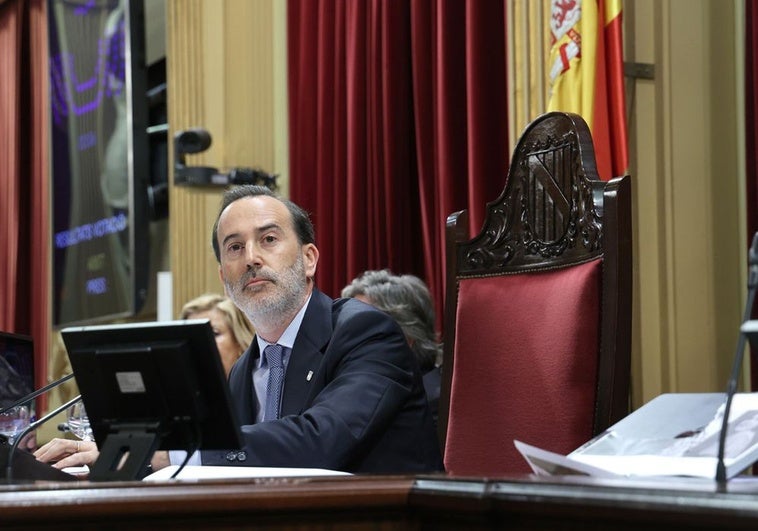 La Audiencia de Baleares envía a juicio al presidente del Parlamento por delito de odio por romper la foto de una víctima republicana La Audiencia de Baleares envía a juicio al presidente del Parlamento por delito de odio por romper la foto de una víctima republicana