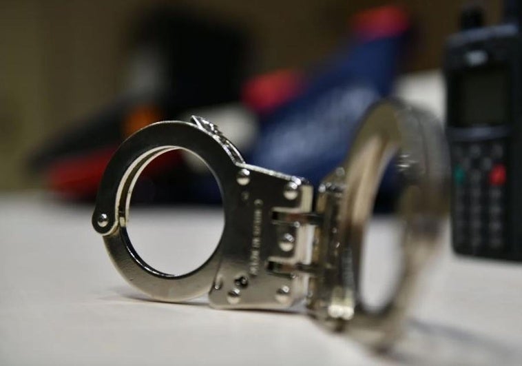 Los Mossos buscan a un hombre por apuñalar a su pareja en un presunto caso de violencia de género Los Mossos buscan a un hombre por apuñalar a su pareja en un presunto caso de violencia de género