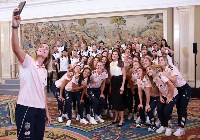 La Reina Letizia, gran seguidora y talismán de la selección femenina La Reina Letizia, gran seguidora y talismán de la selección femenina