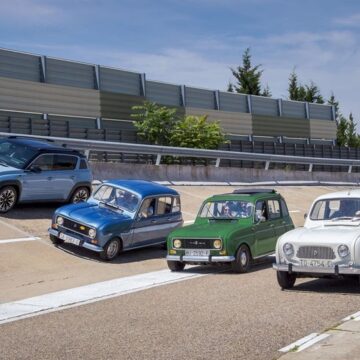 El emotivo encuentro entre el Renault 4 original y su reinterpretación eléctrica