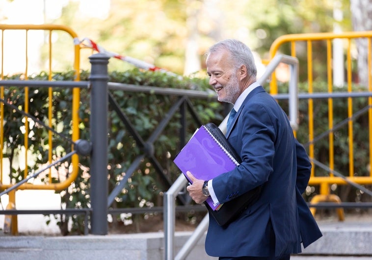 El TSJ de Madrid anula la multa de 5.000 euros impuesta por Peinado al abogado de Begoña Gómez por atender a la prensa El TSJ de Madrid anula la multa de 5.000 euros impuesta por Peinado al abogado de Begoña Gómez por atender a la prensa