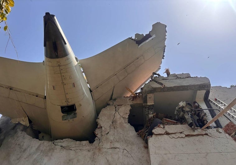Un avión con más de 240 personas a bordo se estrella en la India tras despegar rumbo a Londres Un avión con más de 240 personas a bordo se estrella en la India tras despegar rumbo a Londres