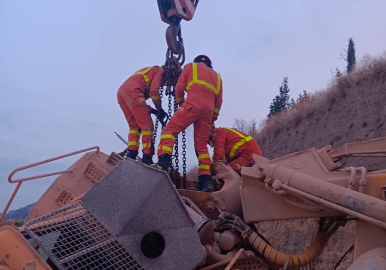 Muere un hombre en un accidente laboral tras volcar su vehículo de gran tonelaje en Valencia Muere un hombre en un accidente laboral tras volcar su vehículo de gran tonelaje en Valencia